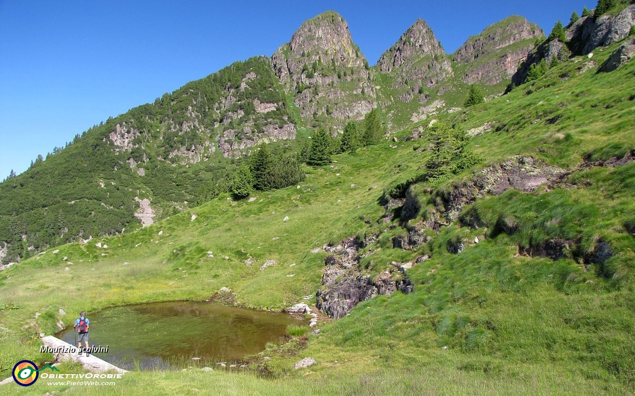 15 Oltrepasso lo  stagno della sorgente, entro in un ampio vallone....JPG